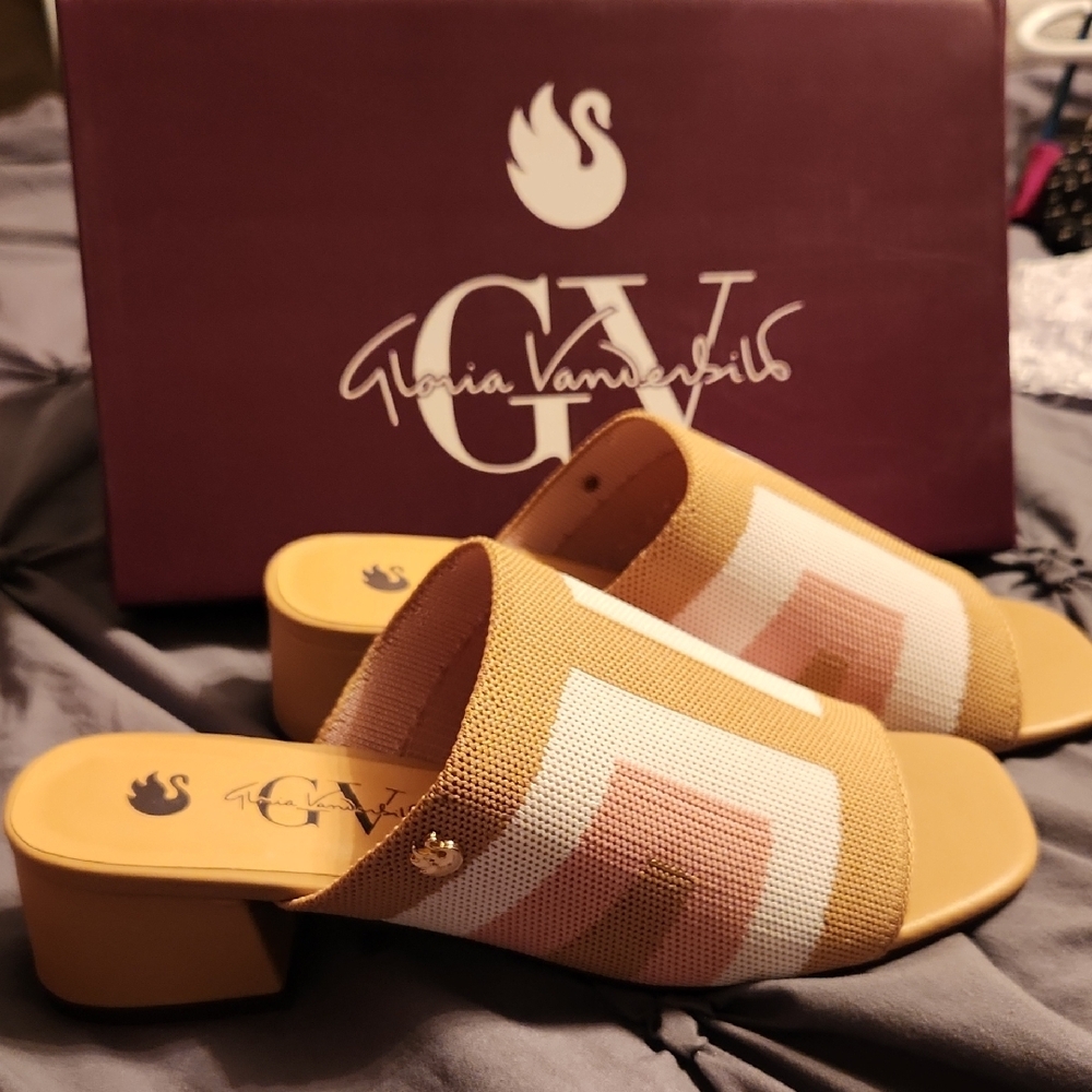 NWT Gloria Vanderbilt Dolly White, Pink and Tan Sandals with Open Back